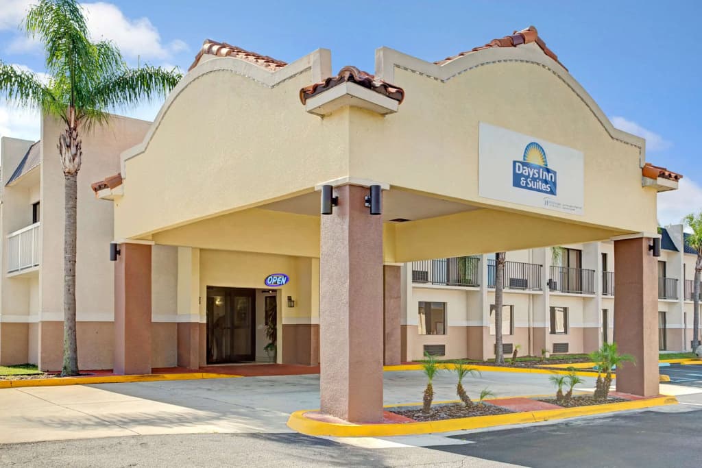 Days Inn & Suites by Wyndham Tampa/Fairground/Casino Area