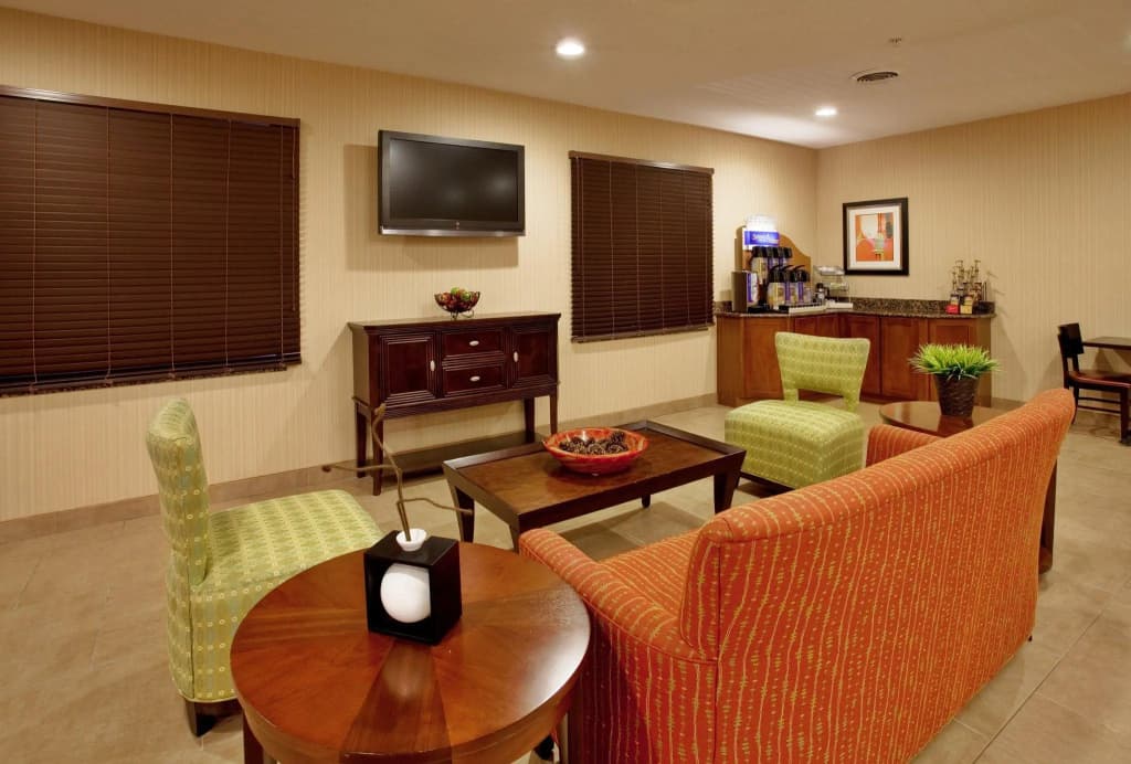 Holiday Inn Express Hotel and Suites Lincoln Airport By IHG