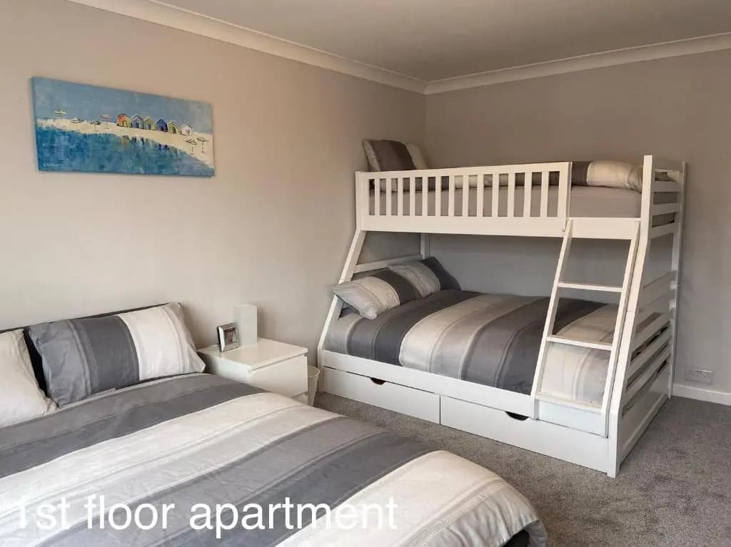 Esplanade Court Apartments With Seasonal Swimming Pool