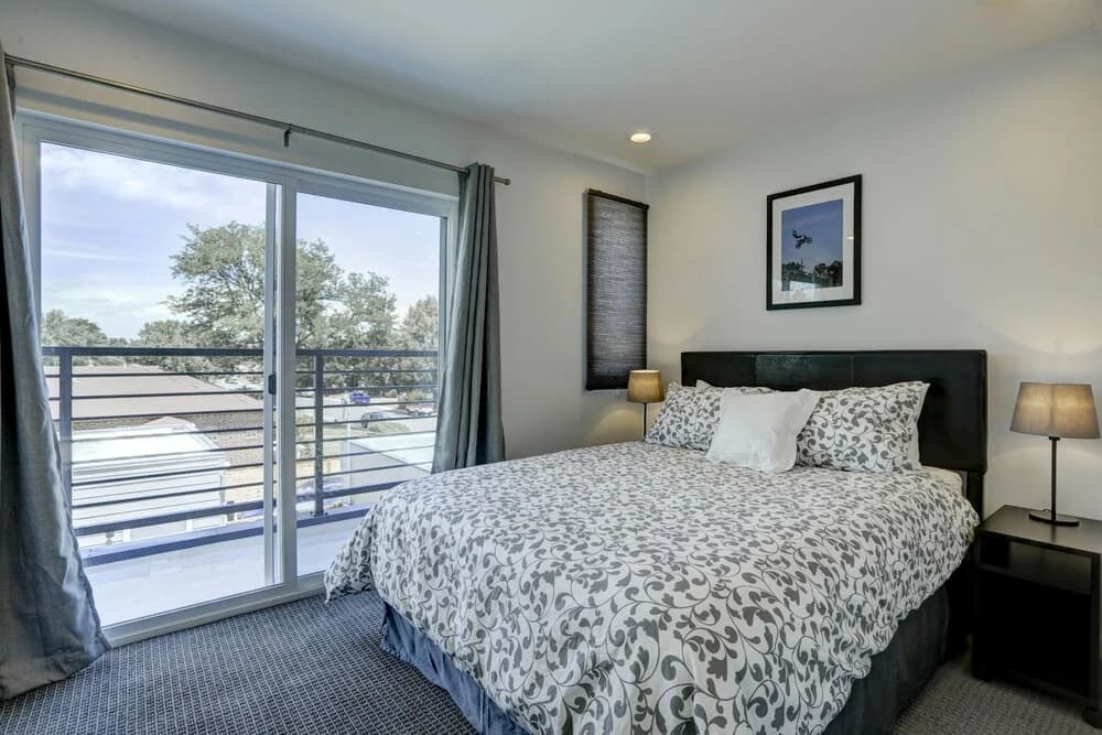 Built in 2017 Luxurious 4 BR home in DT