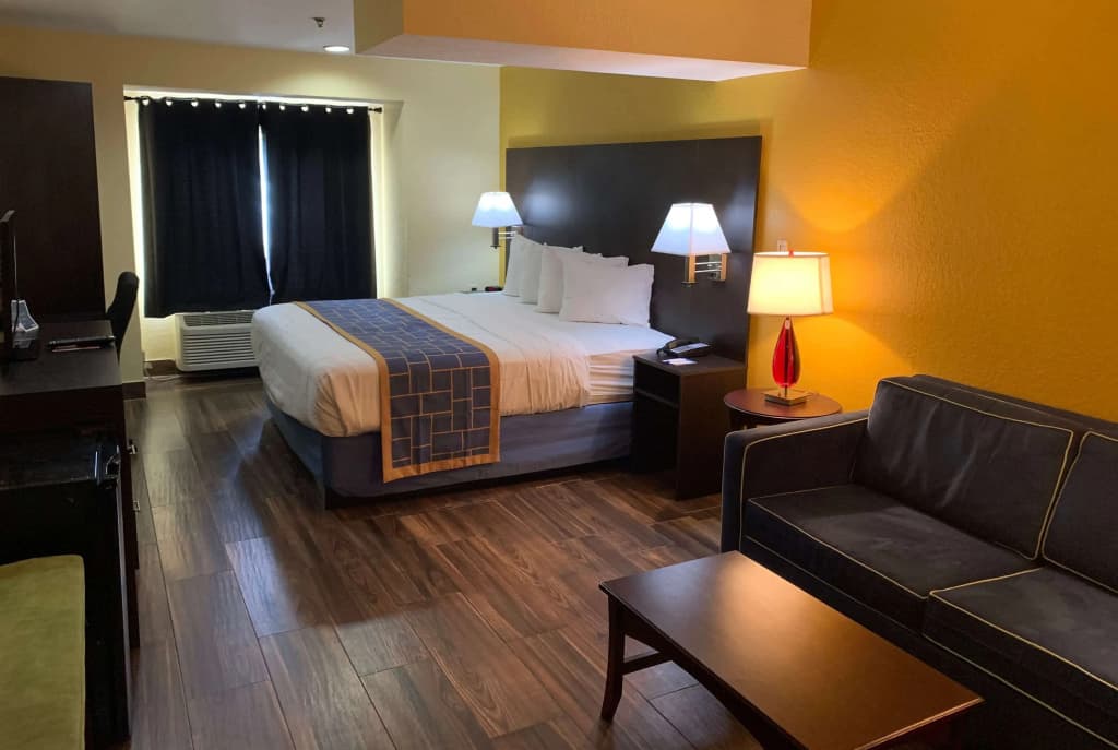 Days Inn & Suites by Wyndham Tampa / Raymond James Stadium