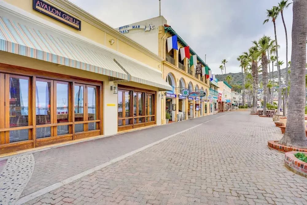 Steps to Beach & Bites: Catalina Island Retreat!