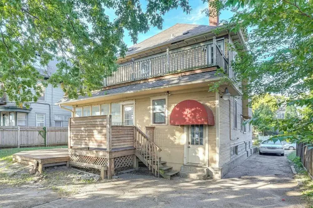 2 Mi to Dtwn! Walkable Minneapolis Apt w/ Deck