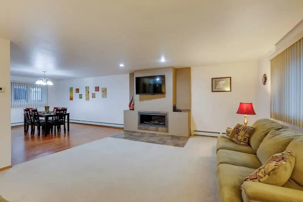 Fairbanks Alaskan Abode ~ 1 Mile to Pioneer Park!