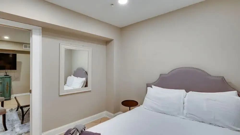 4 BR Beauty blocks from the River
