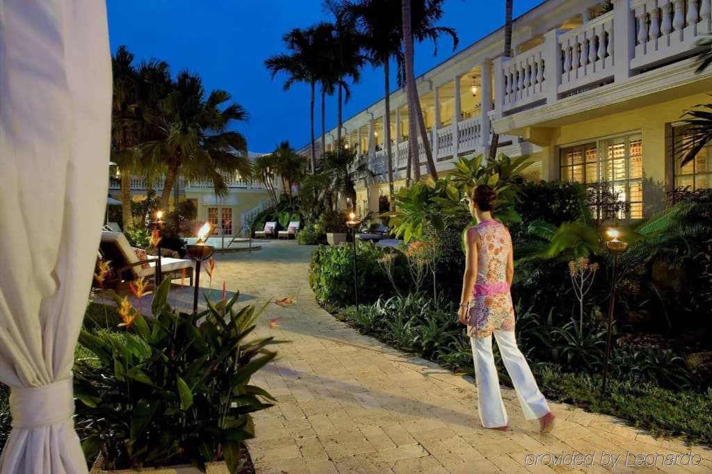 The Pillars Hotel & Club