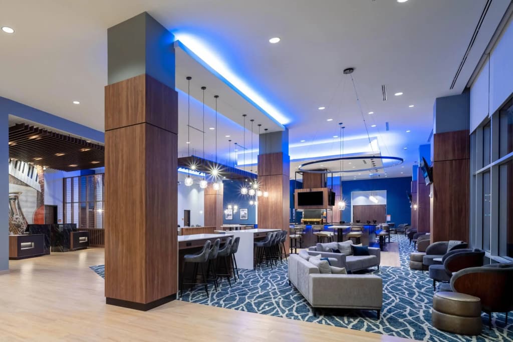 La Quinta Inn & Suites by Wyndham Nashville Downtown / Stadium
