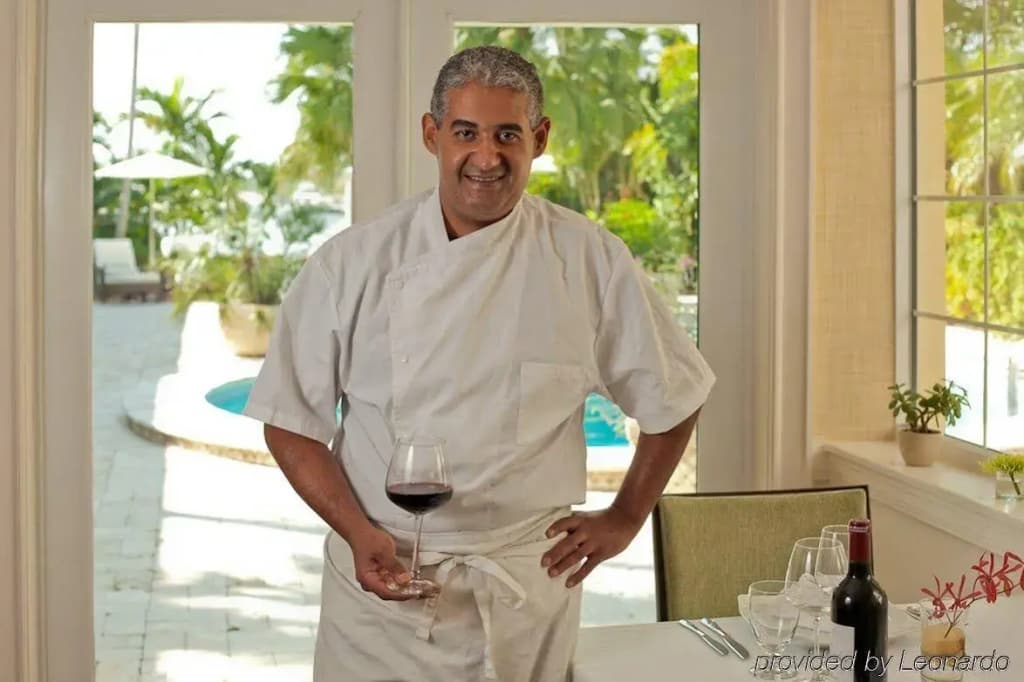The Pillars Hotel & Club