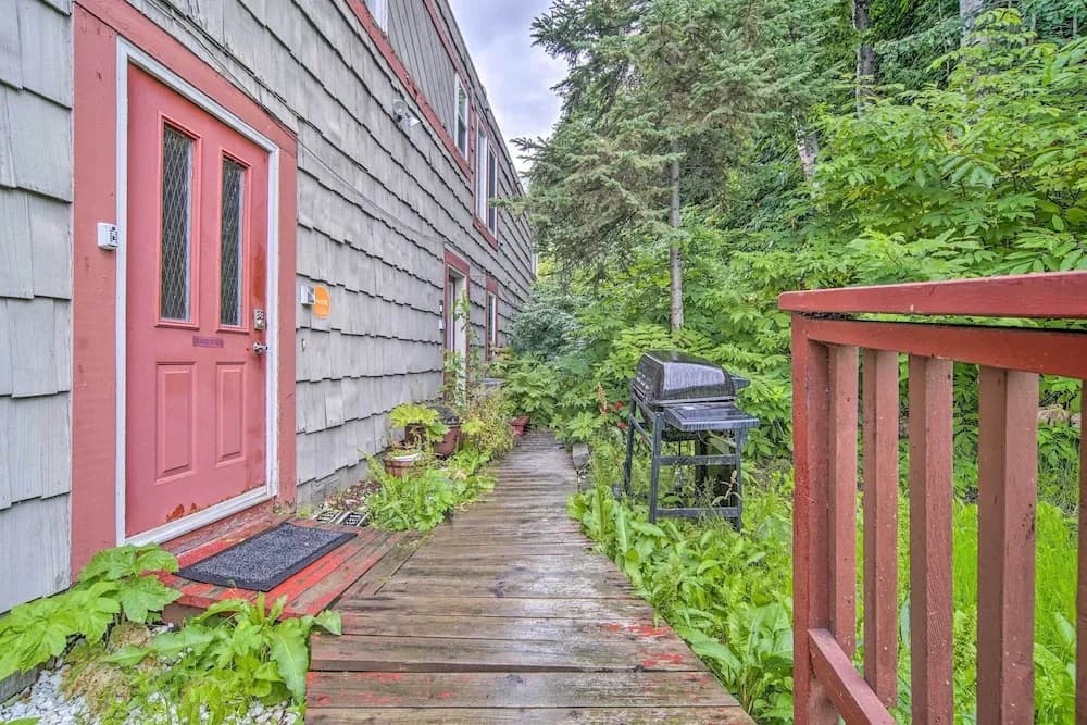 Walk to Downtown & Coast Trail: Condo in Anchorage