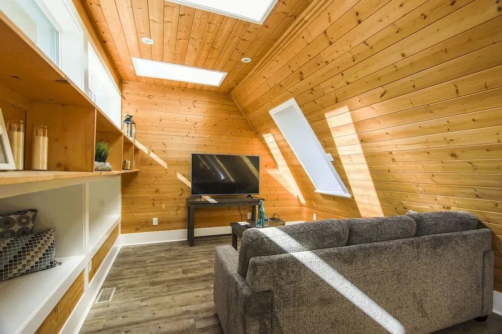 Kelowna Bed & Breakfast (CHATHAM HOUSE)
