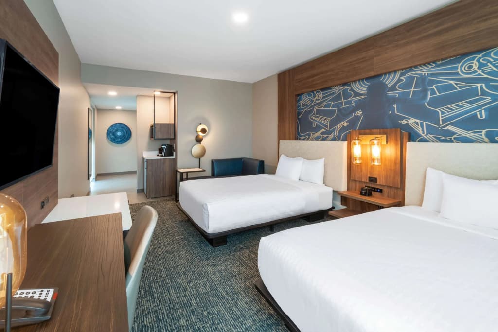 La Quinta Inn & Suites by Wyndham Nashville Downtown / Stadium