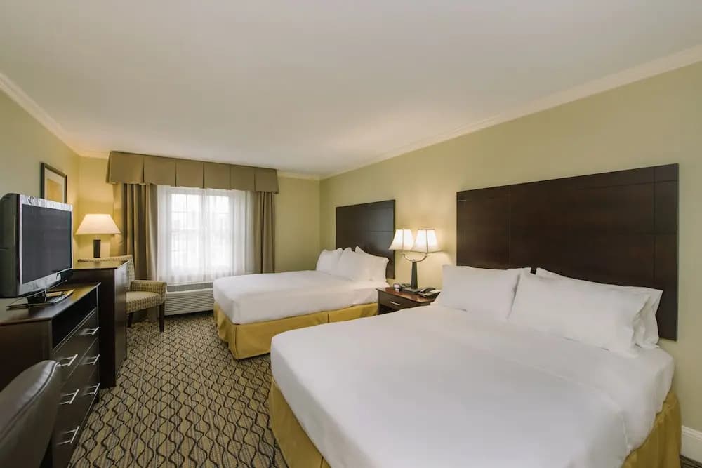 Holiday Inn Express & Suites Merrimack – Nashua by IHG