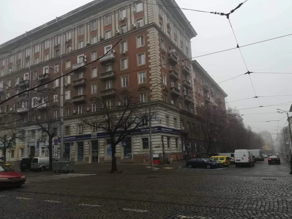 Fantastic 2 Bedroom Apartment - Top Center