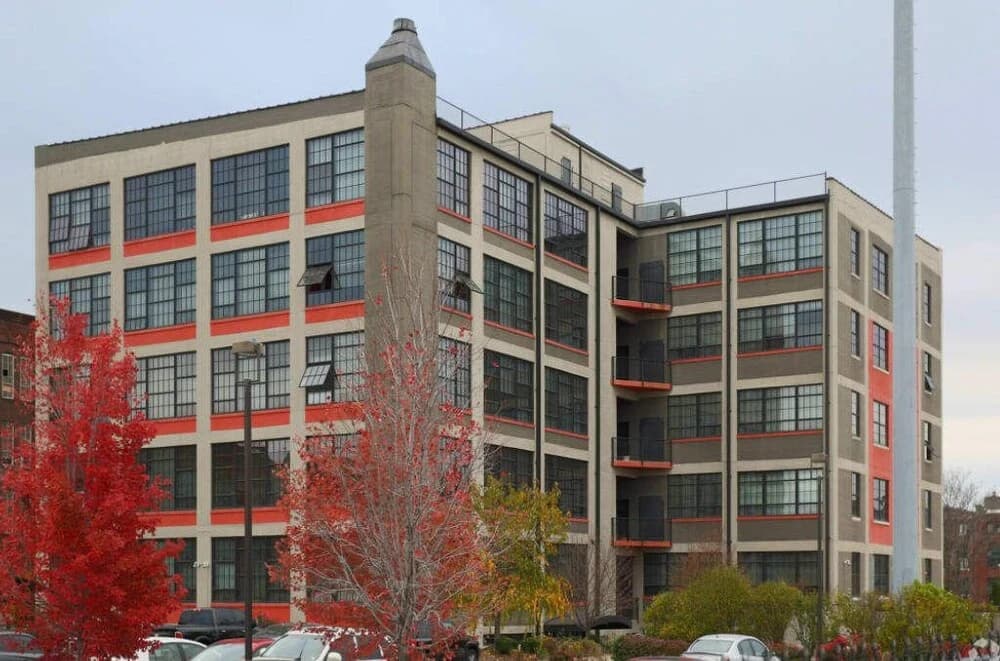 2BR Park Ave Townhome with parking by Cozysuites