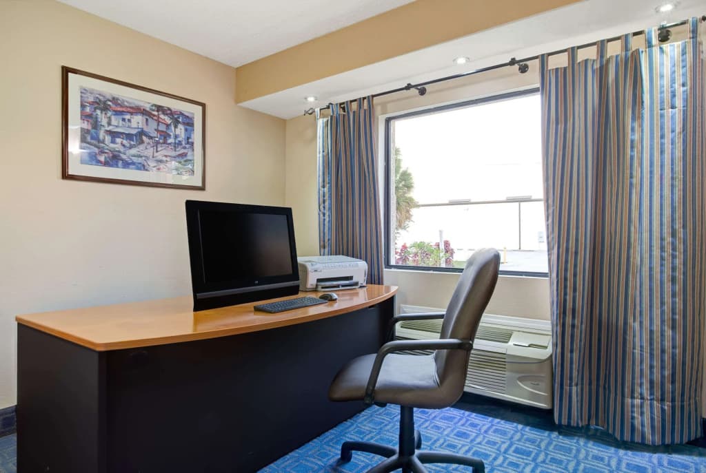 Days Inn & Suites by Wyndham Tampa/Fairground/Casino Area