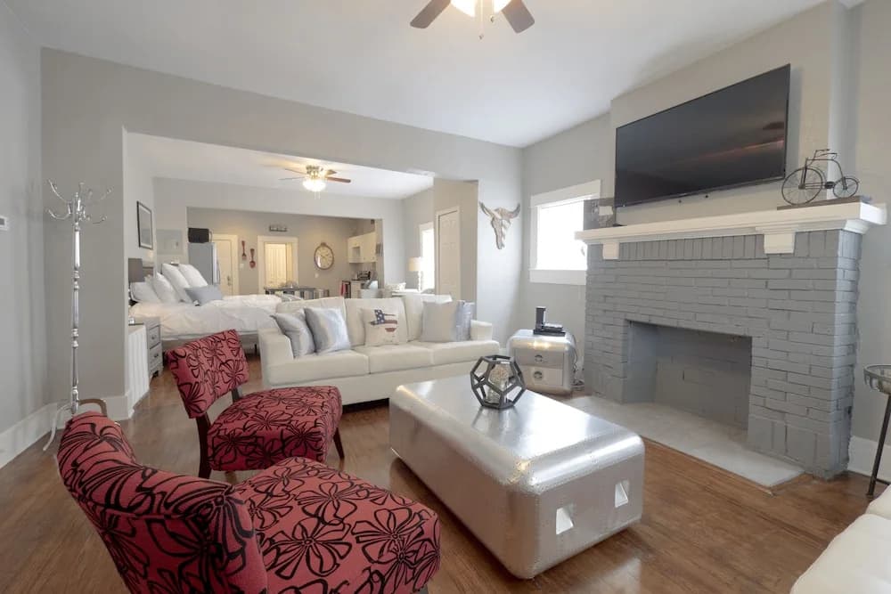 Laurel Pearl-Sleeps 5-1Bd