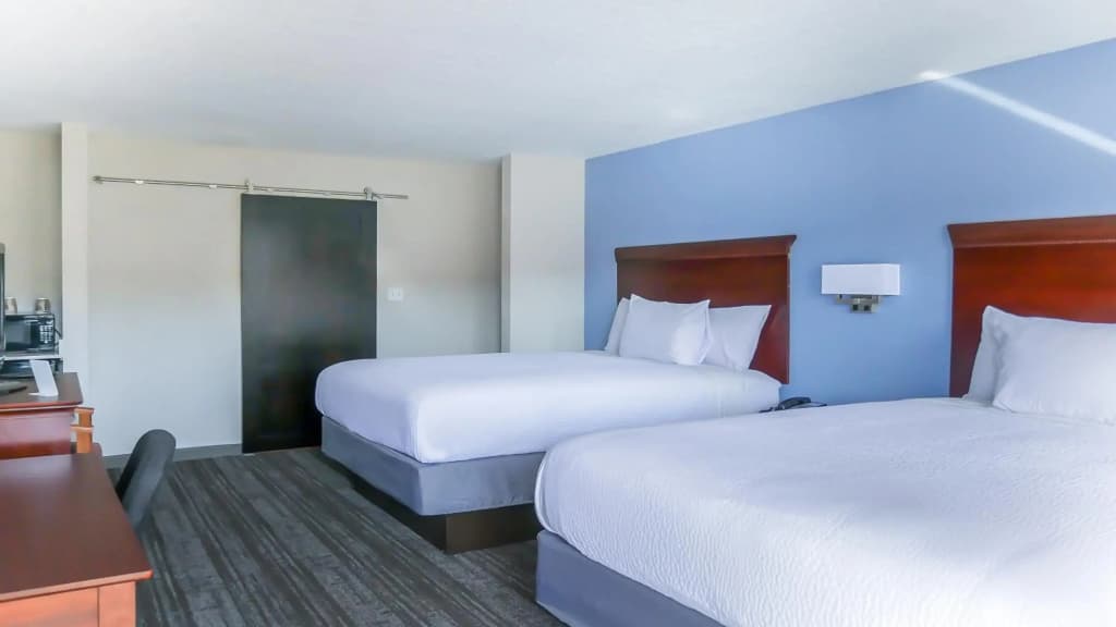 Howard Johnson Express Inn Suites - South Tampa/ Airport