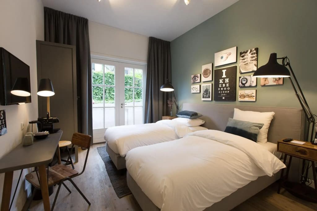 Eye Hotel