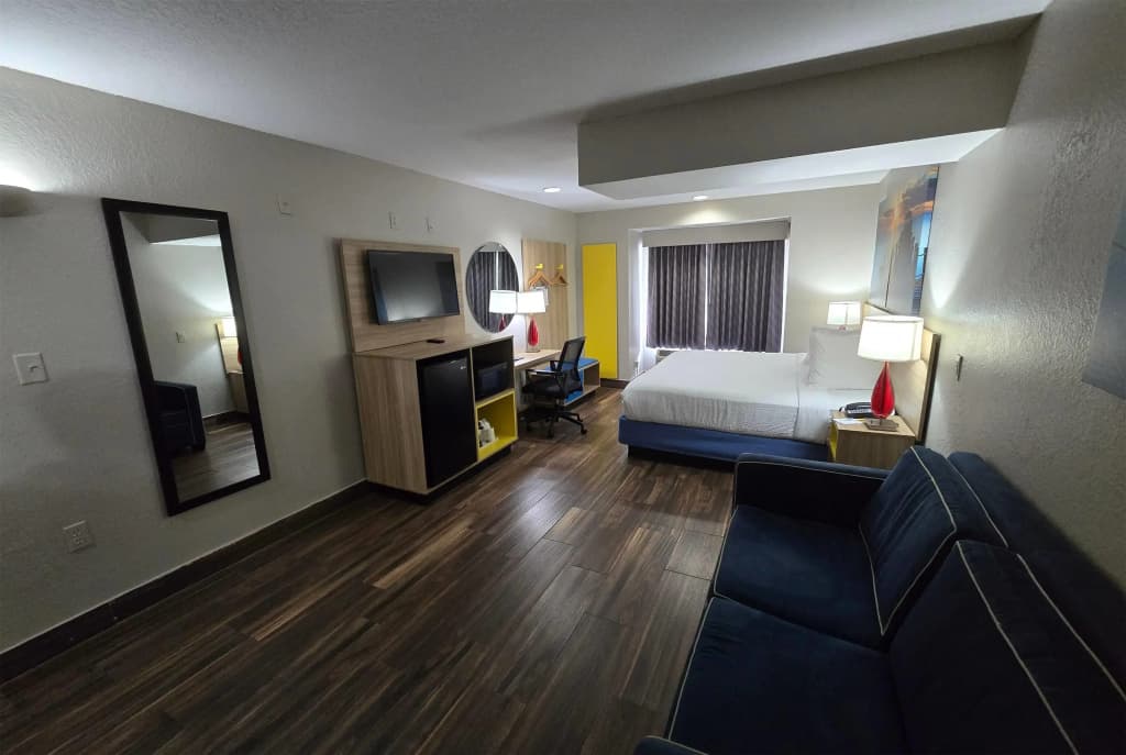 Days Inn & Suites by Wyndham Tampa / Raymond James Stadium