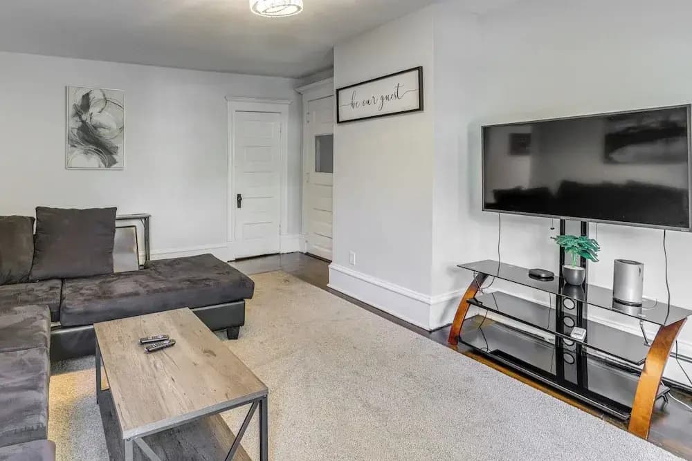 2 Mi to Dtwn! Walkable Minneapolis Apt w/ Deck