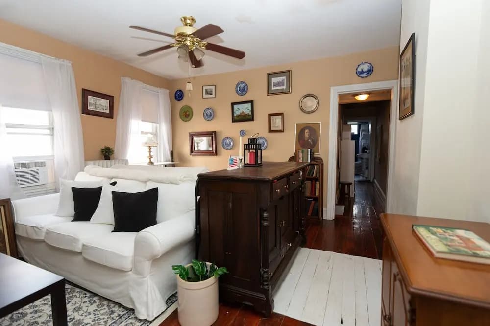 Bed & Breakfast Antiques & Art Gallery