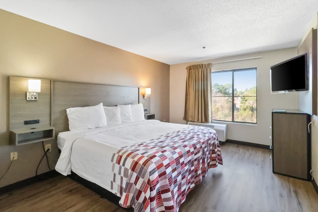 Red Roof Inn & Suites Fayetteville - Fort Bragg