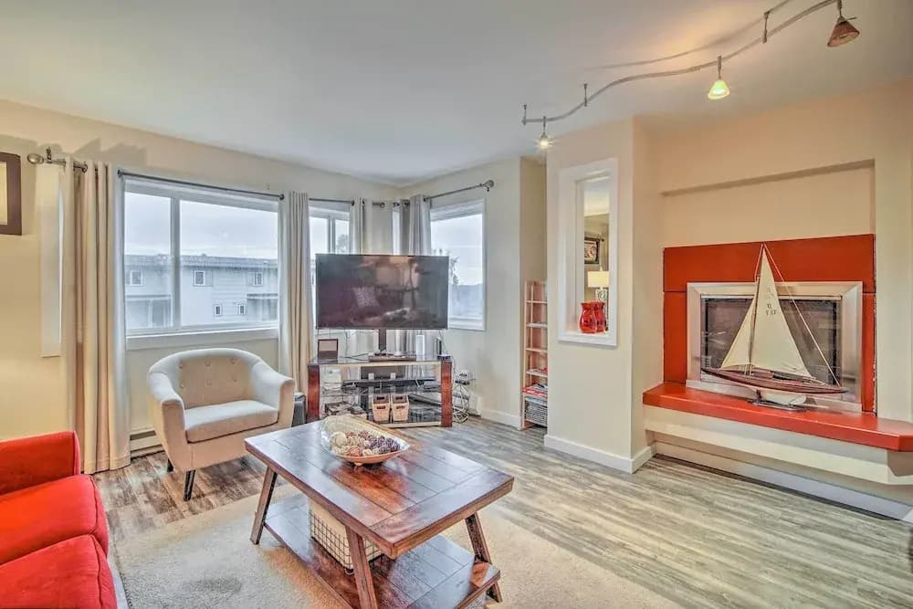 Walk to Downtown & Coast Trail: Condo in Anchorage