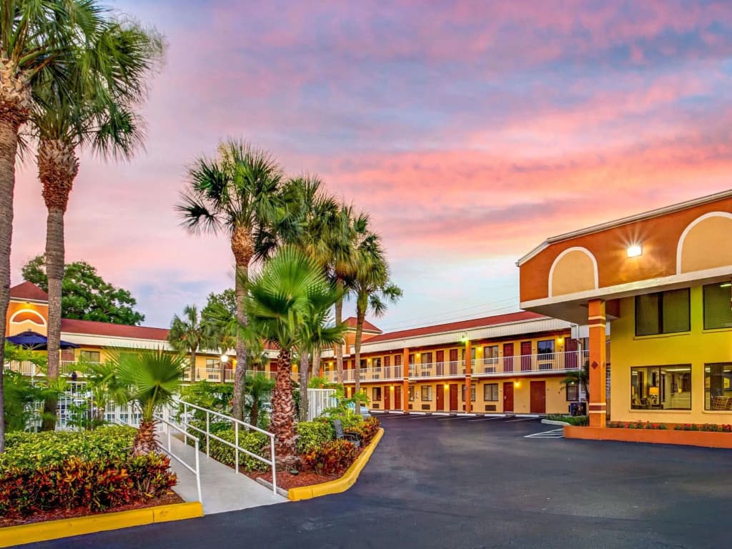Howard Johnson Express Inn Suites - South Tampa/ Airport