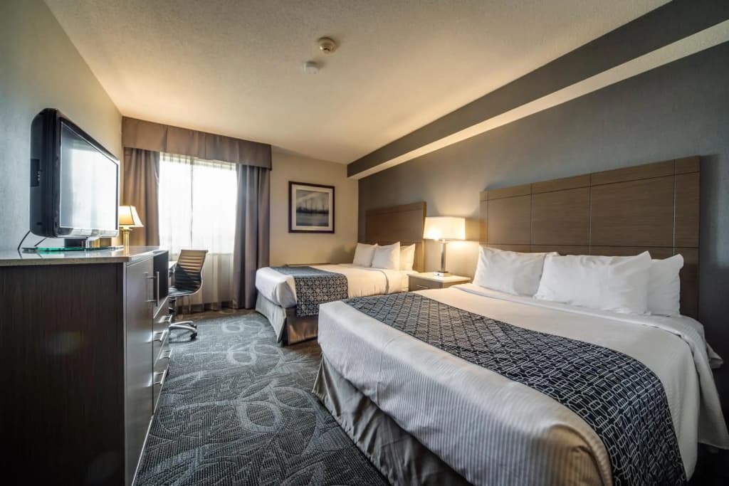 Monte Carlo Inn Airport Suites