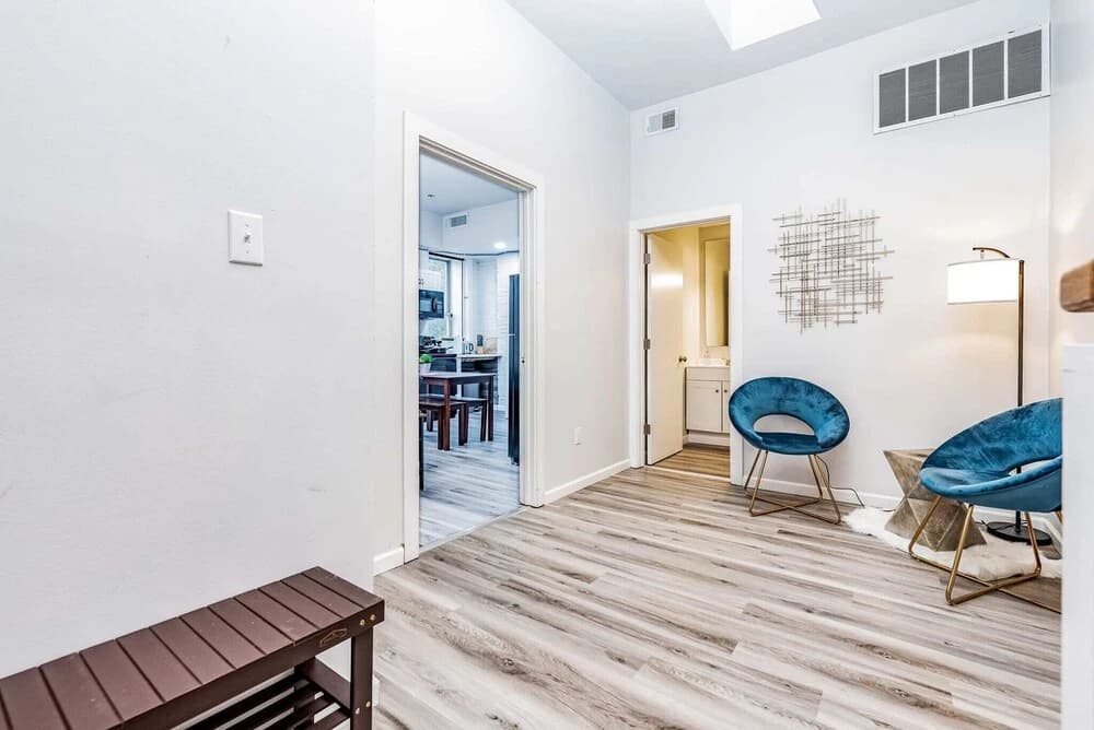 Park Ave Townhome w/parking by CozySuites