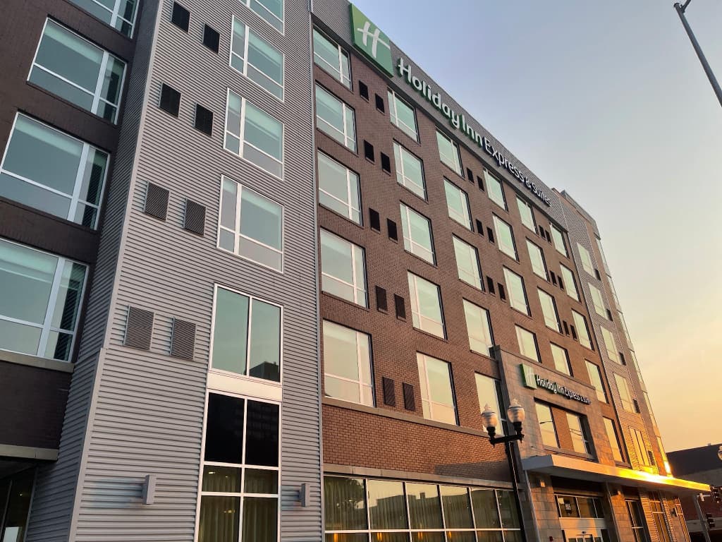 Holiday Inn Express & Suites Lincoln Downtown by IHG
