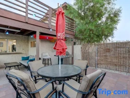 Strip-Side Villa, 6 Beds, Pool, Mini Golf, Karaoke