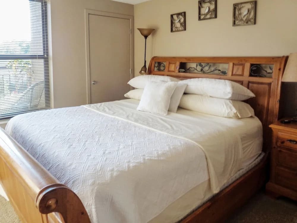 Elegant 1Br and 2Br apts with lot of amenities and balcony on Light Rail