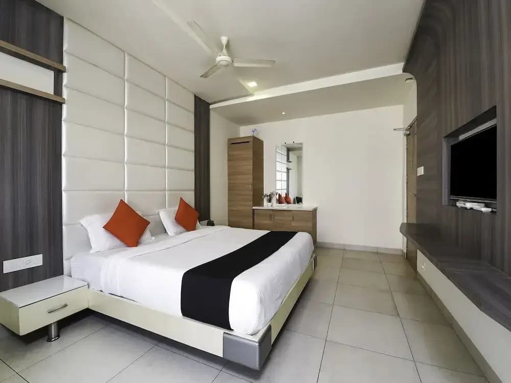 Capital O 4493 Apple Hotel